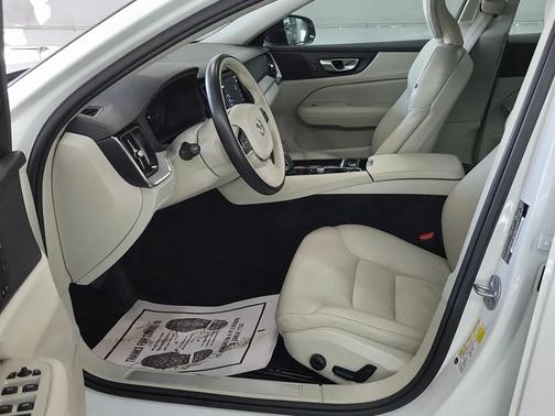 2023 Volvo S60 Recharge Plug-In Hybrid T8 Plus Dark Theme