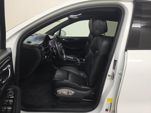 2023 Porsche Macan Base