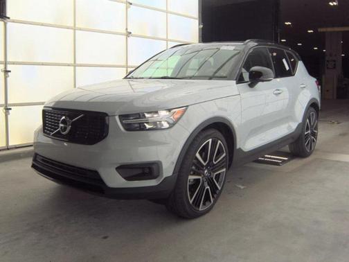 2022 Volvo XC40 T5 R-Design