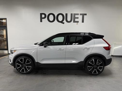 2022 Volvo XC40 T5 R-Design