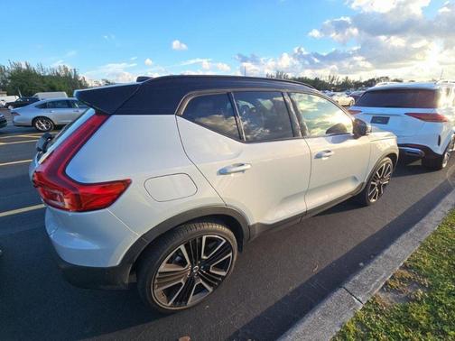 2022 Volvo XC40 T5 R-Design