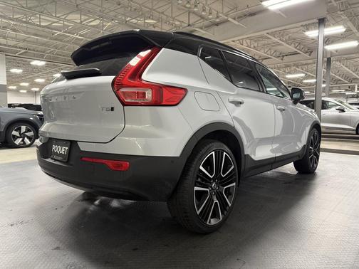 2022 Volvo XC40 T5 R-Design
