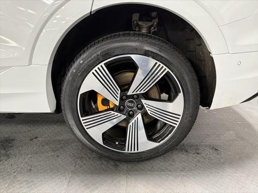 2022 Audi e-tron Premium Plus