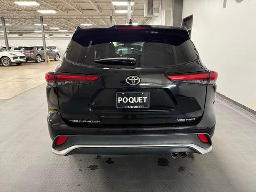 Midnight Black Metallic 2022 Toyota Highlander XSE