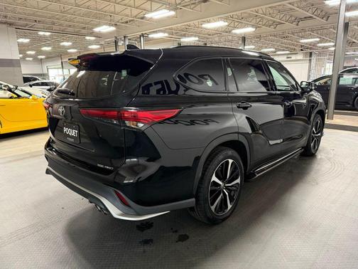 Midnight Black Metallic 2022 Toyota Highlander XSE