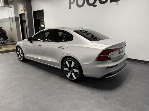 2023 Volvo S60 Recharge Plug-In Hybrid T8 Plus Dark Theme