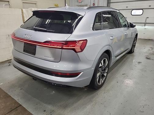 Florett Silver Metallic 2022 Audi e-tron Premium