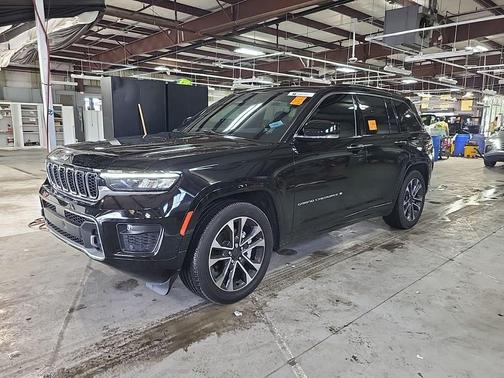 Diamond Black Crystal Pearlcoat 2022 Jeep Grand Cherokee Overland