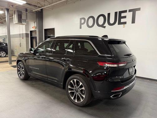 Diamond Black Crystal Pearlcoat 2022 Jeep Grand Cherokee Overland