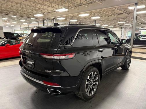 Diamond Black Crystal Pearlcoat 2022 Jeep Grand Cherokee Overland