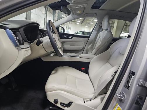 2024 Volvo XC60 Recharge Plug-In Hybrid T8 Plus Dark Theme