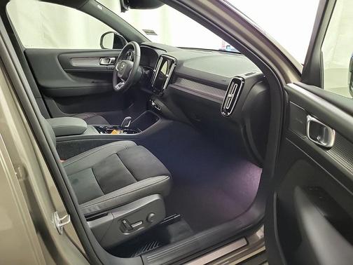 2022 Volvo XC40 T5 R-Design