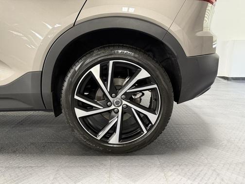 2022 Volvo XC40 T5 R-Design