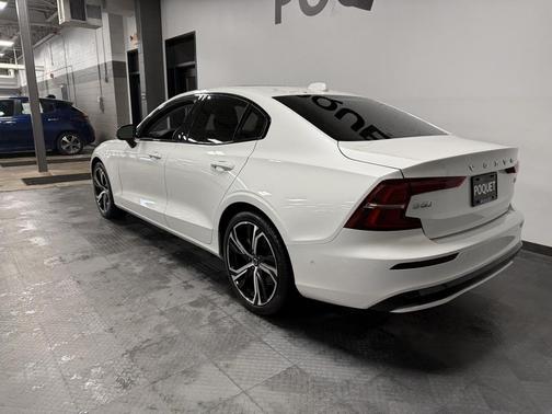 2024 Volvo S60 B5 Plus Dark Theme
