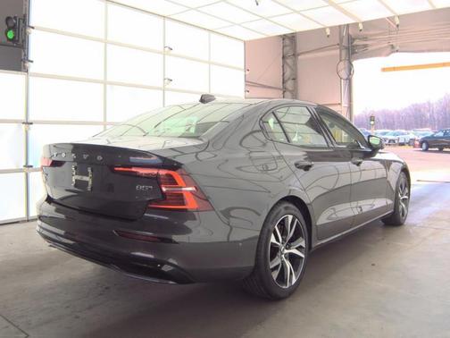 Platinum Grey Metallic 2023 Volvo S60 B5 Plus Dark Theme