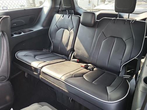 Brilliant Black Crystal Pearlcoat 2023 Chrysler Pacifica Hybrid Limited