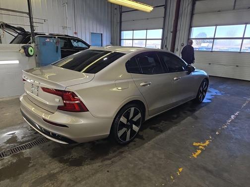 2024 Volvo S60 Recharge Plug-In Hybrid T8 Core Dark Theme