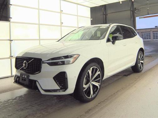 2023 Volvo XC60 B5 Ultimate Dark Theme