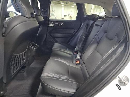 2023 Volvo XC60 B5 Ultimate Dark Theme