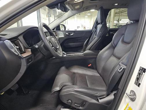 2023 Volvo XC60 B5 Ultimate Dark Theme