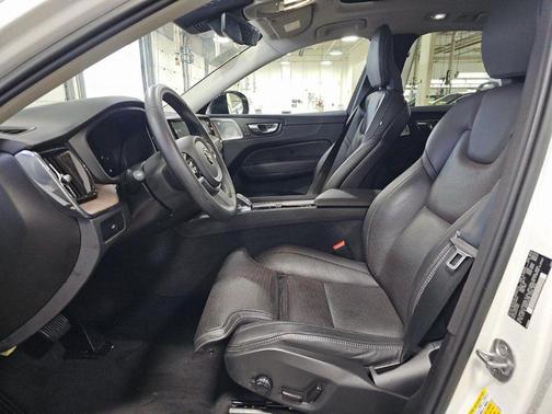 2023 Volvo XC60 B5 Ultimate Dark Theme