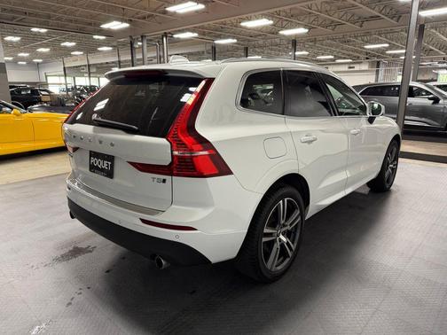 Crystal White Metallic 2021 Volvo XC60 T5 Momentum
