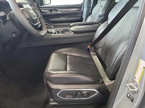 2023 Jeep Wagoneer Base