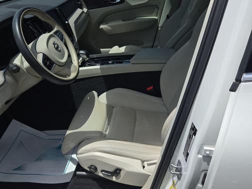 Crystal White Metallic 2021 Volvo XC60 T6 Inscription