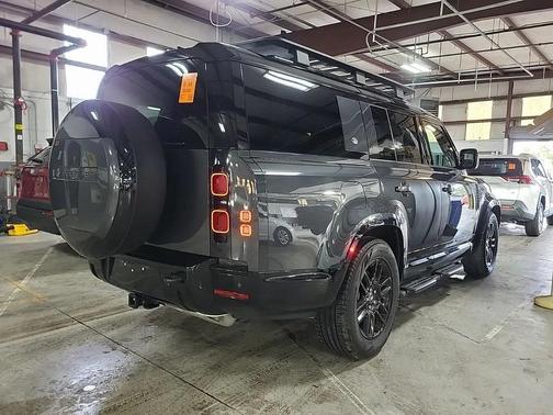 2024 Land Rover Defender X-Dynamic SE