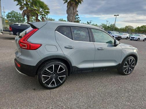 Vapor Grey Metallic 2024 Volvo XC40 Ultimate