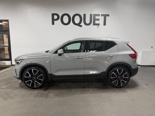 Vapor Grey Metallic 2024 Volvo XC40 Ultimate