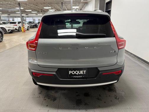Vapor Grey Metallic 2024 Volvo XC40 Ultimate