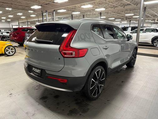 Vapor Grey Metallic 2024 Volvo XC40 Ultimate