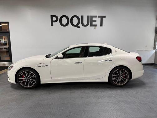 Bianco 2023 Maserati Ghibli Modena Q4
