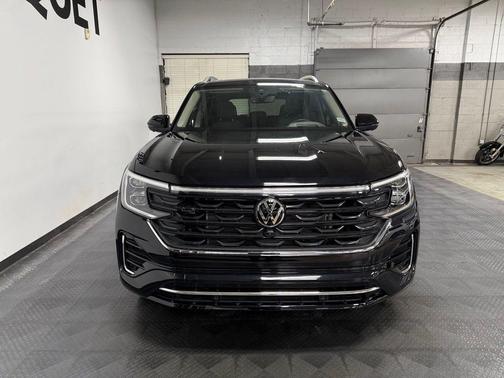 Deep Black Pearl 2025 Volkswagen Atlas 2.0T SEL Premium R-Line 4MOTION