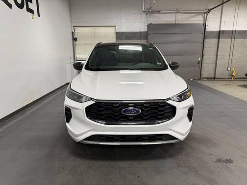 Oxford White 2023 Ford Escape ST-Line