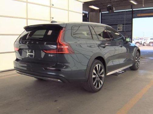 2025 Volvo V60 Cross Country B5 Ultra