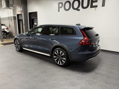 2025 Volvo V60 Cross Country B5 Ultra