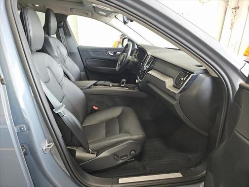 2024 Volvo XC60 B5 Core Dark Theme