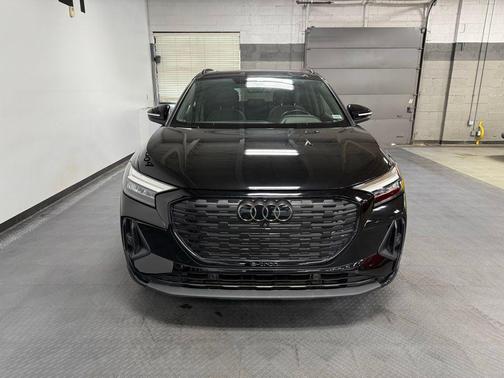 Mythos Black Metallic 2024 Audi Q4 e-tron Premium Plus