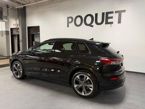 Mythos Black Metallic 2024 Audi Q4 e-tron Premium Plus