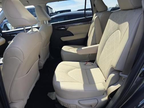 Magnetic Gray Metallic 2024 Toyota Highlander Hybrid Platinum