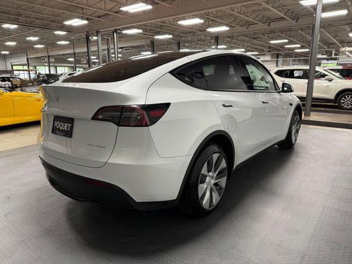 Pearl White Multi-Coat 2023 Tesla Model Y Long Range