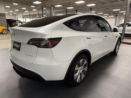 Pearl White Multi-Coat 2023 Tesla Model Y Long Range