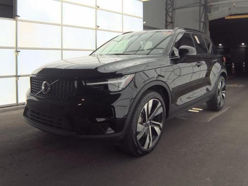 Onyx Black Metallic 2024 Volvo XC40 Ultimate