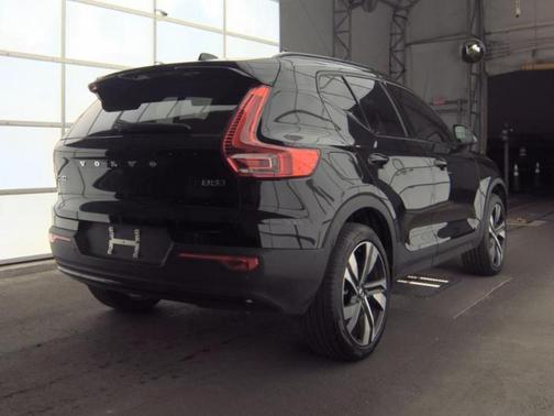 Onyx Black Metallic 2024 Volvo XC40 Ultimate