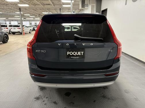 2022 Volvo XC90 T6 Momentum