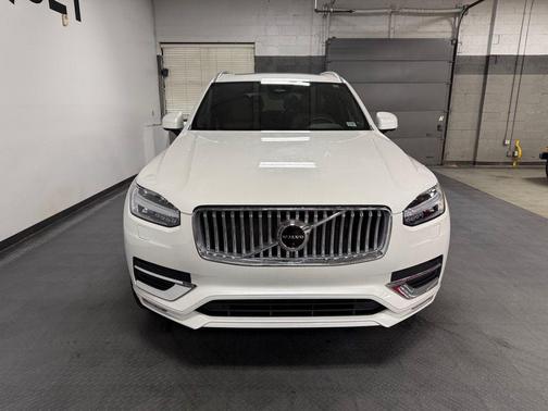 Crystal White Metallic 2023 Volvo XC90 B6 Plus 7-Seater