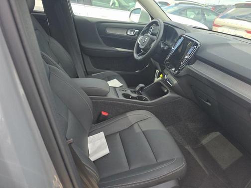 2025 Volvo XC40 B5 Core