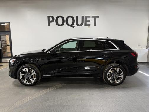 2022 Audi e-tron Premium Plus